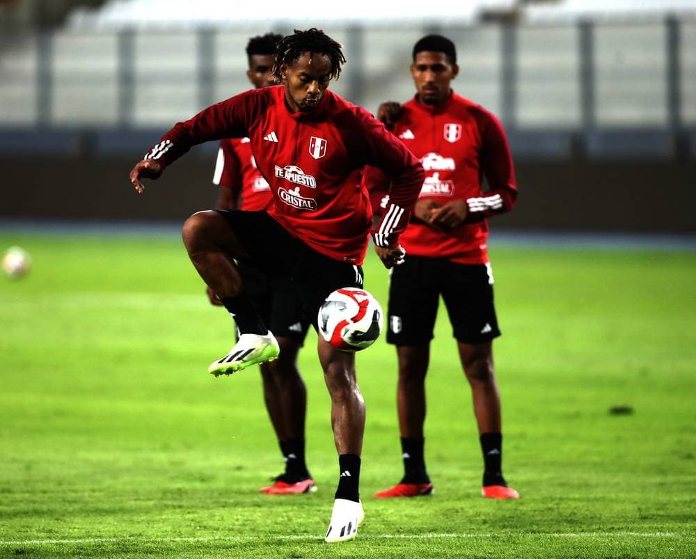 كاريلو خلال تدريبات البيرو. 