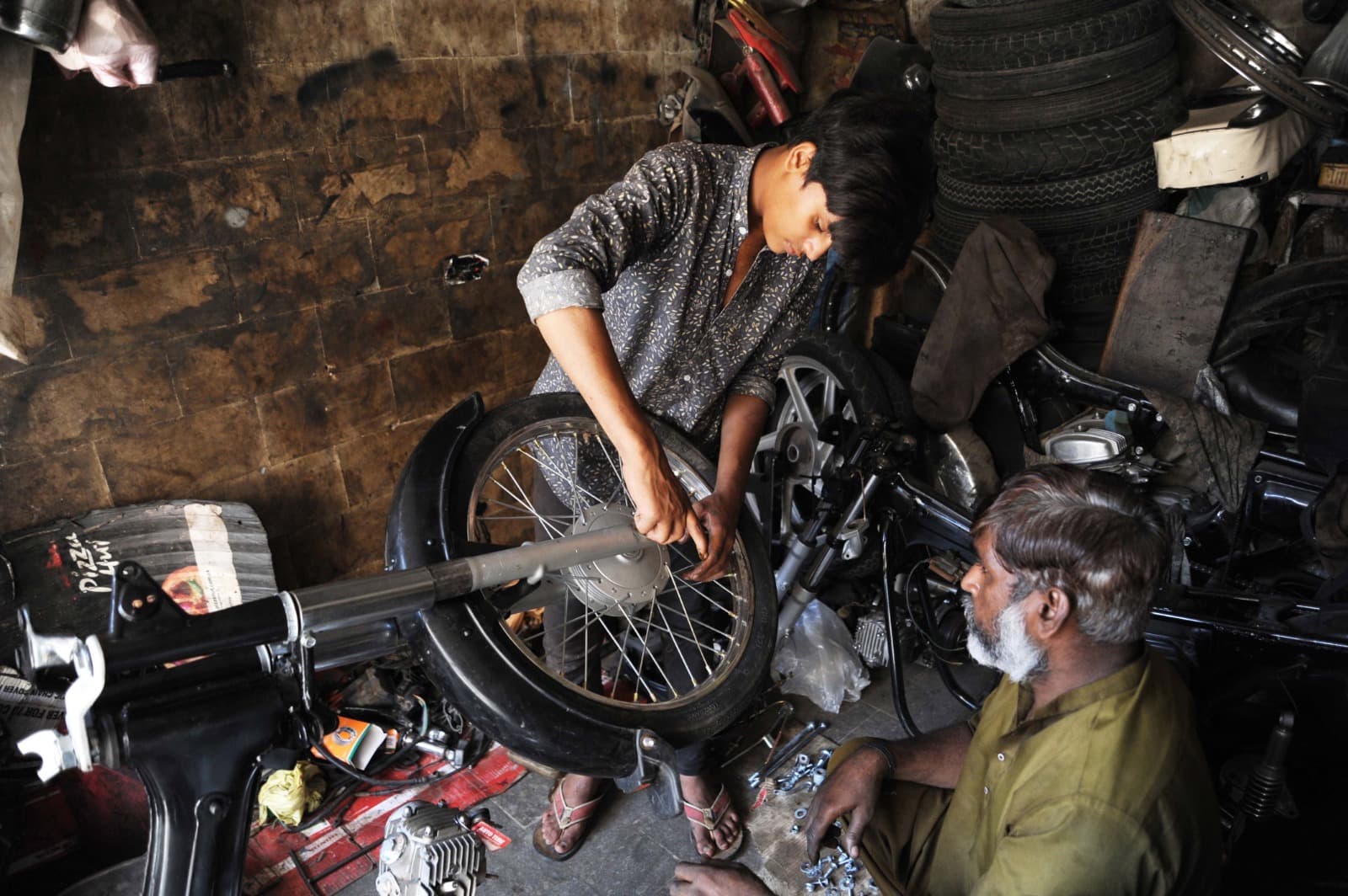 الوضع الاقتصادي في باكستان يدفع الأطفال لترك التعليم من أجل كسب العيش