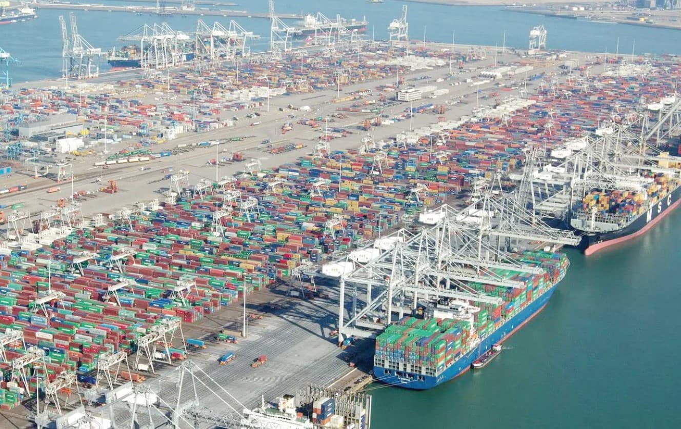 ميناء روتردام الهولندي .. نقطة توزيع استراتيجية لأوروبا يراهن على الرقمنة والبيانات