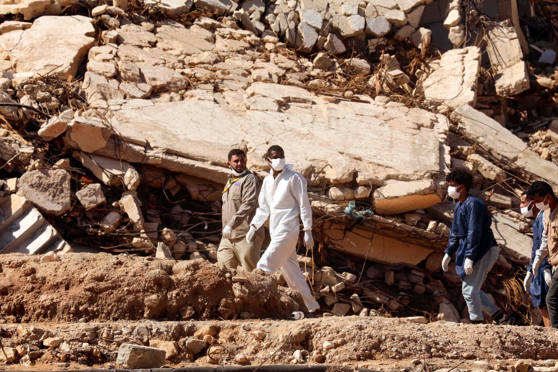 تضاؤل الأمل بالعثور على أحياء بعد فيضانات ليبيا 