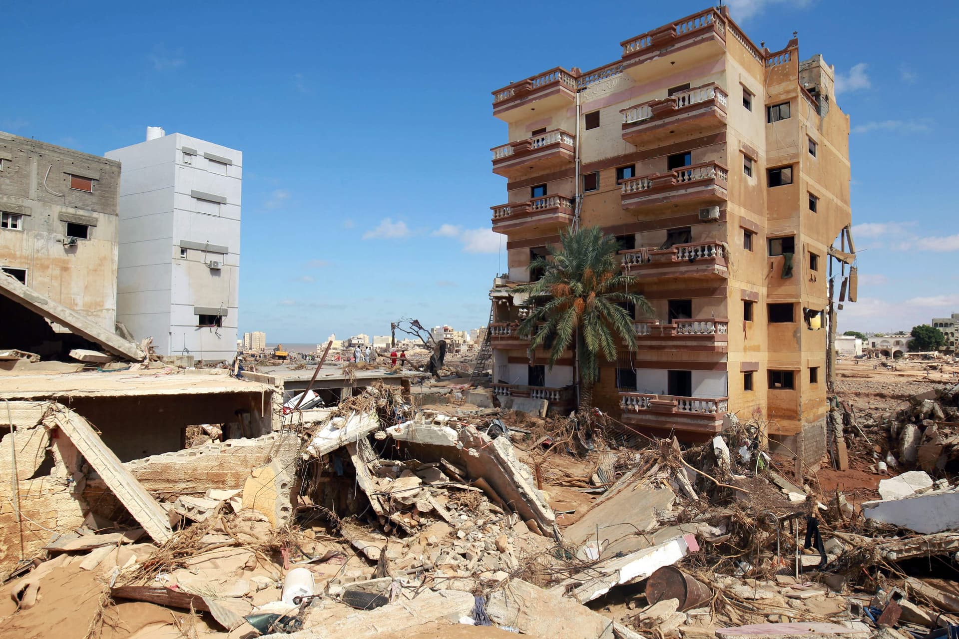 تضاؤل الأمل بالعثور على أحياء بعد فيضانات ليبيا 