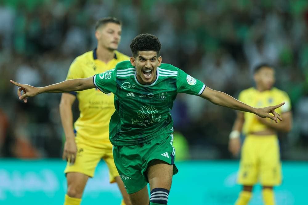 هندي محتفلا بهدف الأهلي الأول. "دوري روشن"