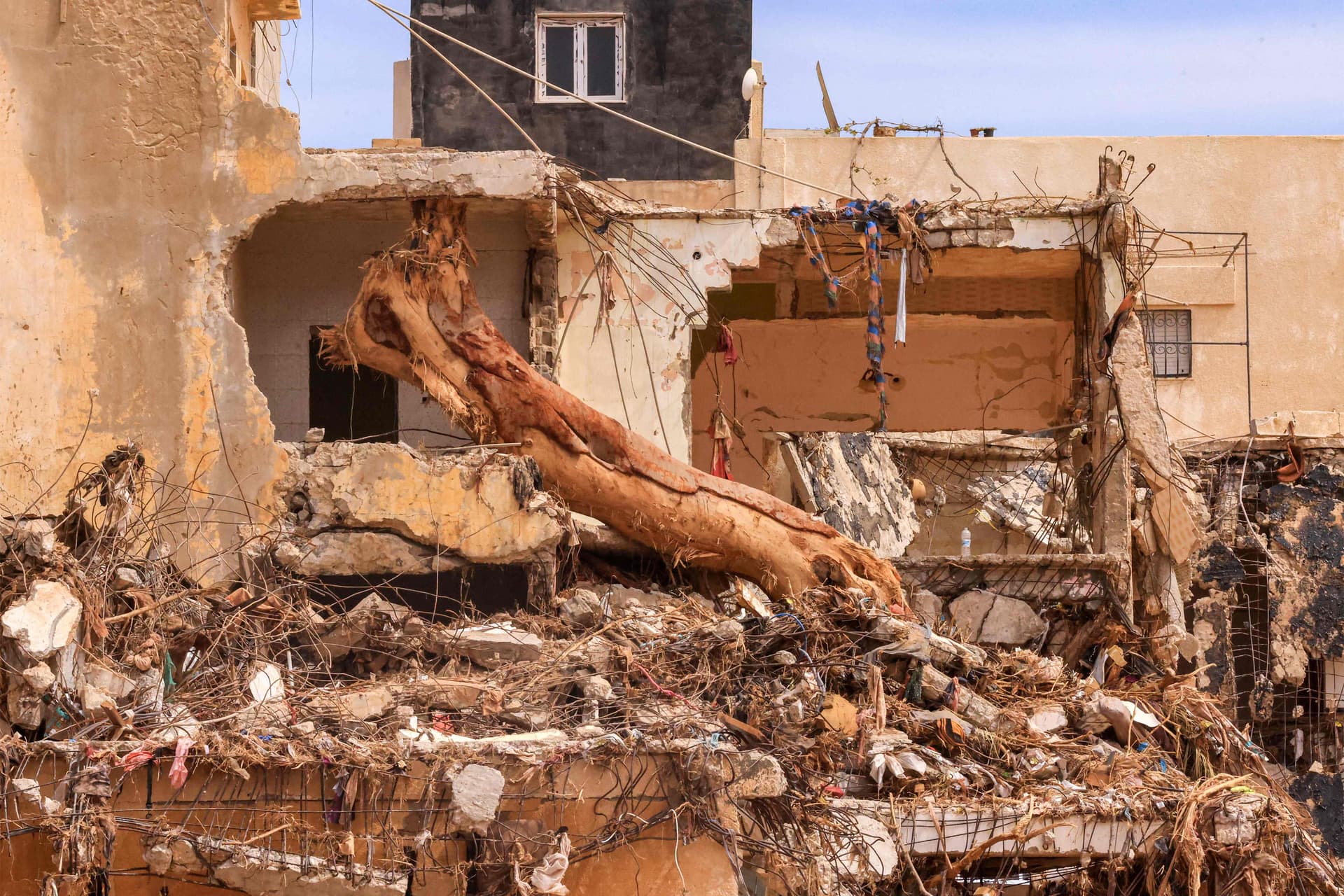 في درنة المنكوبة .. سكان تحت الصدمة يروون اللحظات الأولى للكارثة 