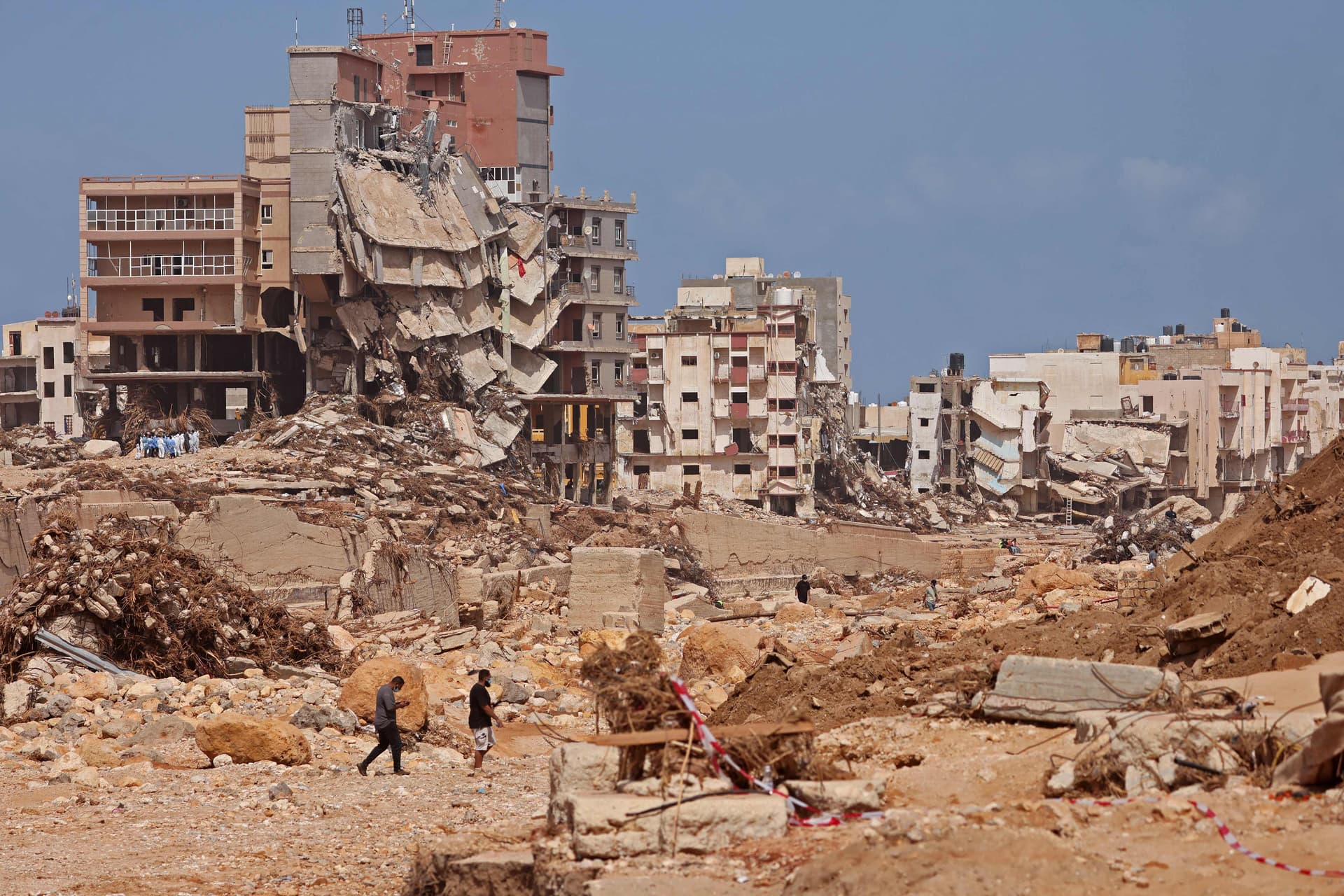 في درنة المنكوبة .. سكان تحت الصدمة يروون اللحظات الأولى للكارثة 