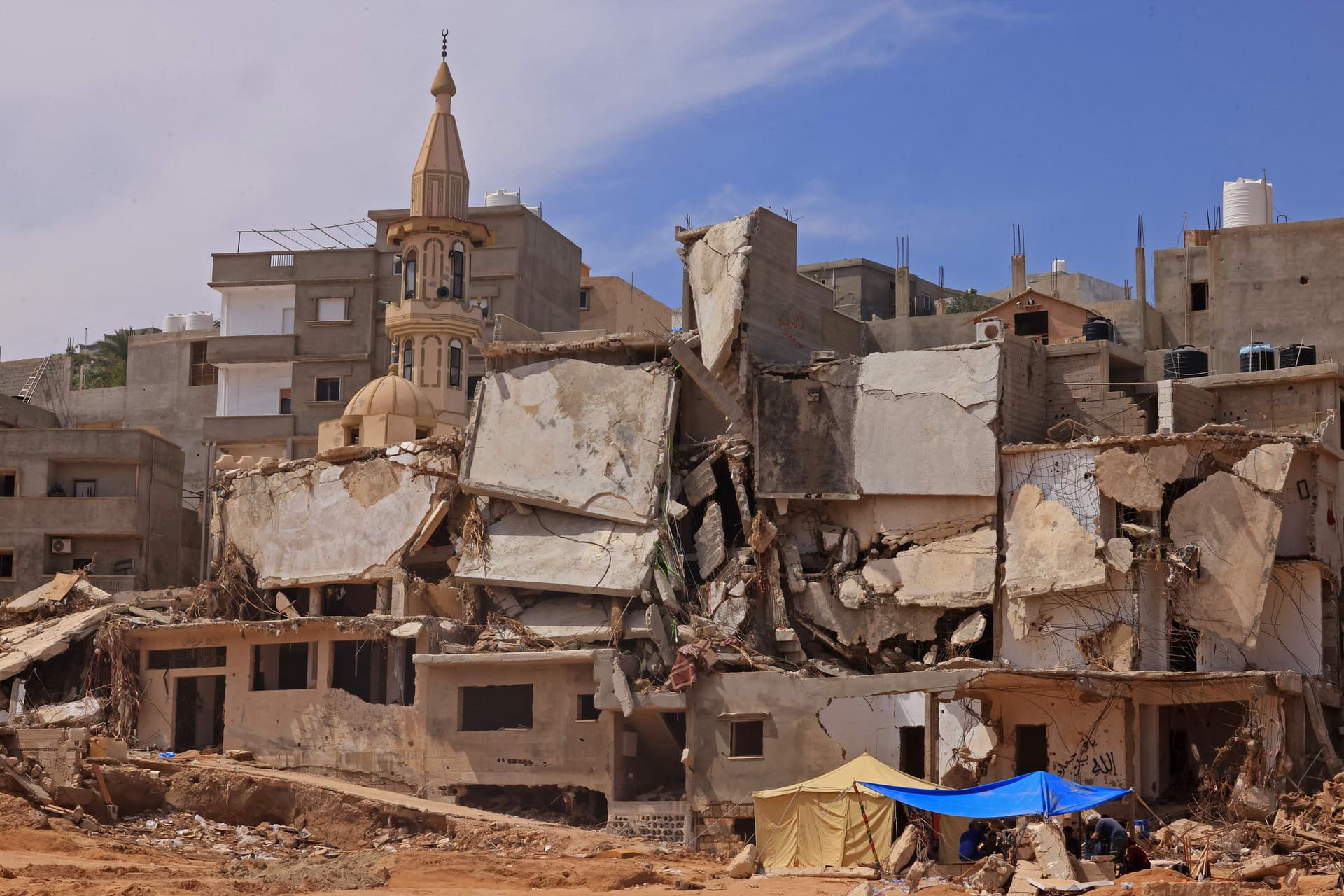 في درنة المنكوبة .. سكان تحت الصدمة يروون اللحظات الأولى للكارثة 