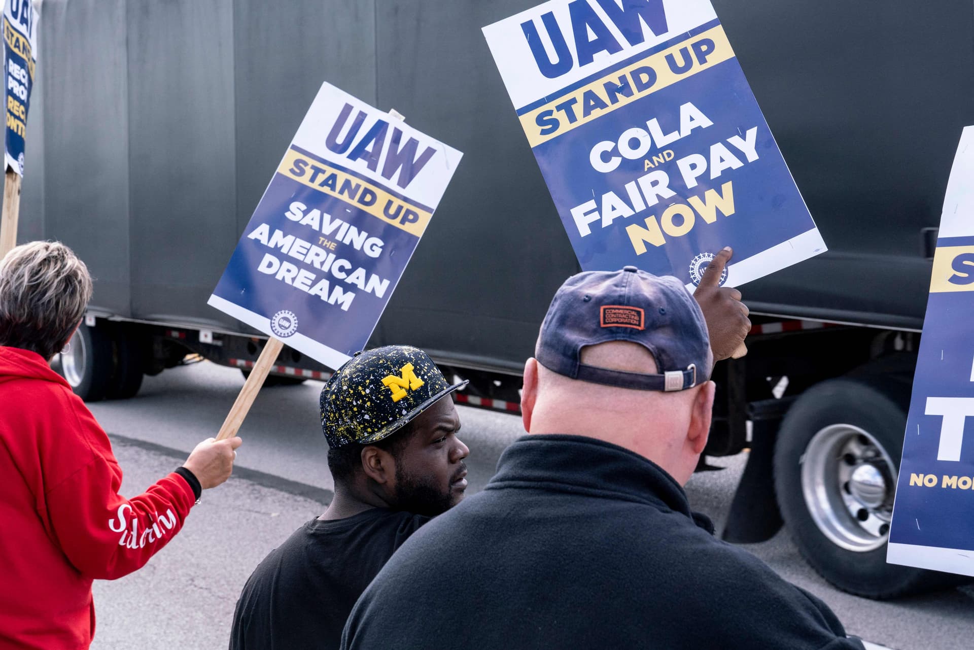 اليوم الرابع من إضراب عمال السيارات بأمريكا ..  لا حل في الأفق