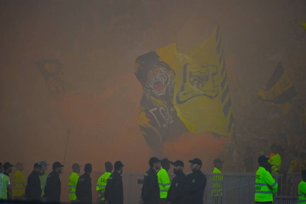 الدخان الكثيف حجب الرؤية في الملعب. تصوير: علي خمج ـ "الاقتصادية"