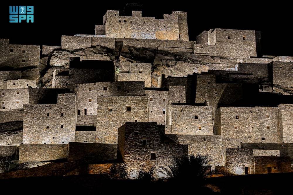 مبان وقلاع تراثية في الباحة روعي في تصميمها أن تتواءم مع الظروف البيئية كالتضاريس والمناخ، وتتلاءم مع الظروف الاجتماعية كالعادات والتقاليد العربية القديمة. «واس »