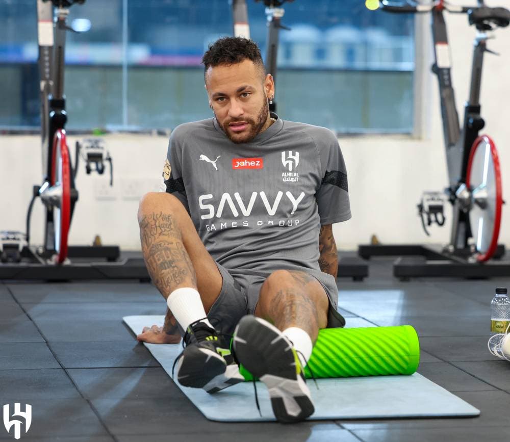 استأنف الهلال تدريباته تأهبا لضمك، حيث أدى اللاعبون الأساسيون تدريبا استرجاعيا، فيما فرض المدرب البرتغالي جوروج جيسوس عددا من الجمل الفنية، ومناورة على جزء من الملعب للبدلاء.