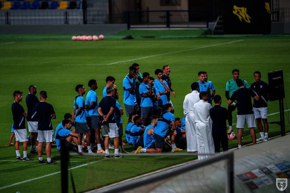 البرازيلي شاموسكا مدرب التعاون يلقي محاضرة بالفيديو على لاعبيه قبل انطلاق التدريبات أمس إستعدادا للقاء الديربي أمام الرائد اليوم ضمن الجولة السابعة من دوري روشن السعودي. مركز التعاون الإعلامي