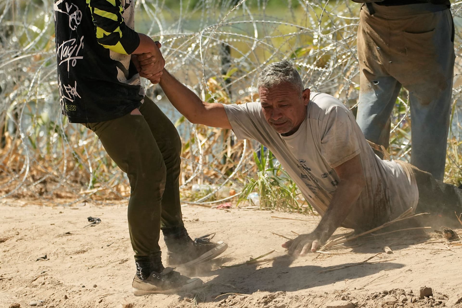 عبور الأسلاك الشائكة .. الصعب لم يأت بعد