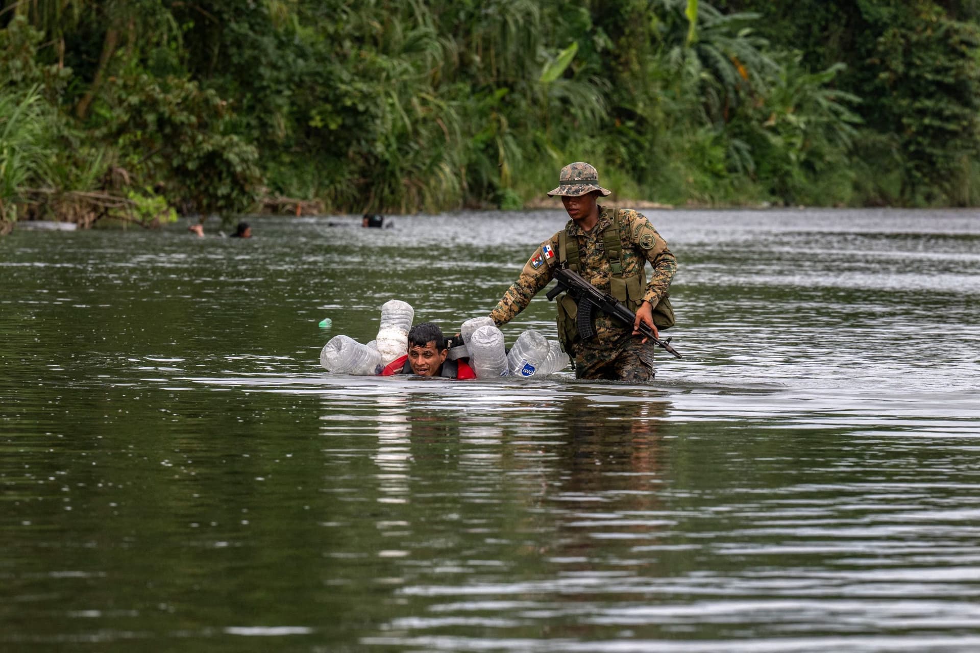 في رحلة تستغرق 6 أيام .. العبور لأمريكا بزجاجات بلاستيكية