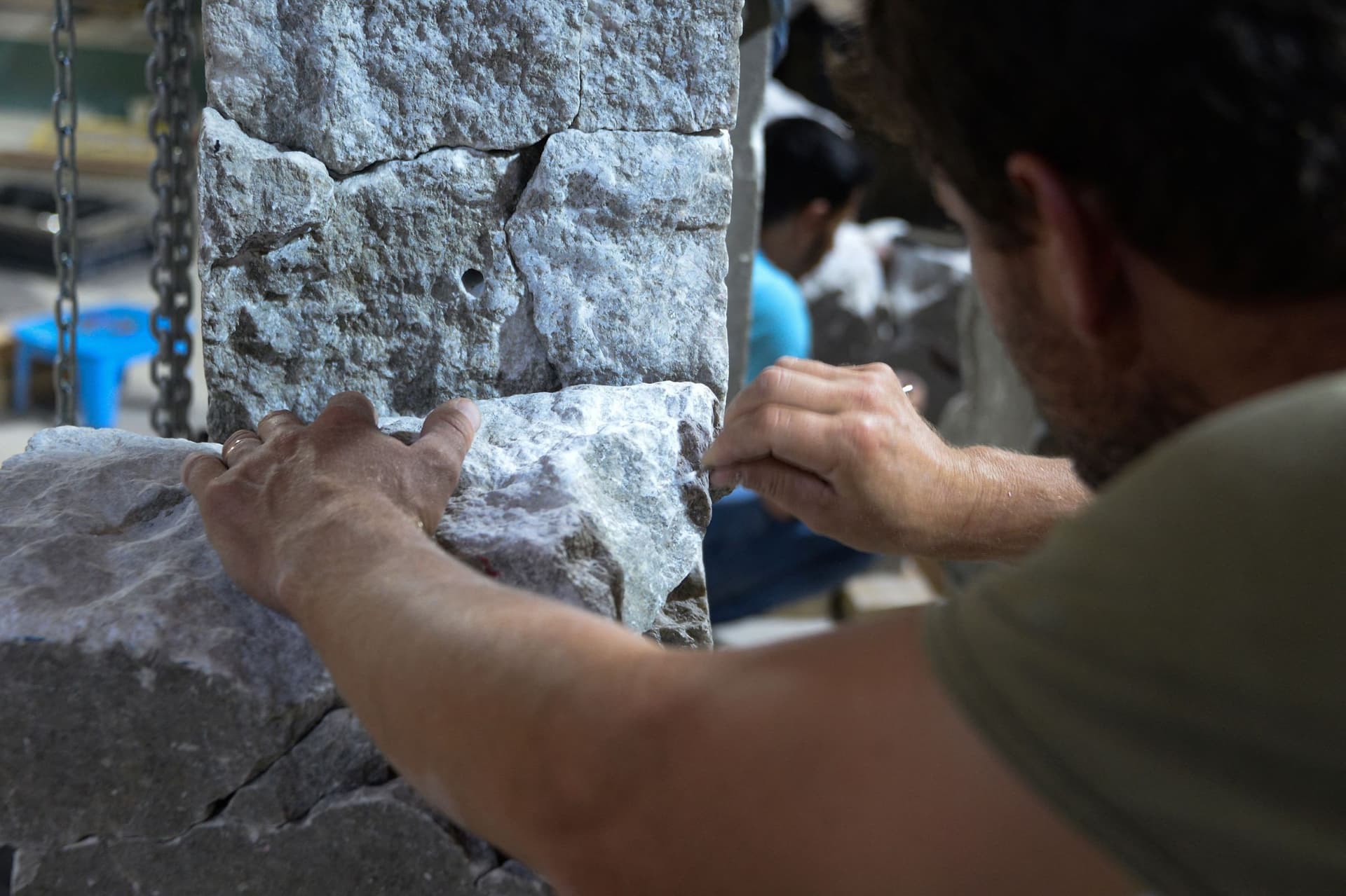 العراق ترمم آثارها المكسورة