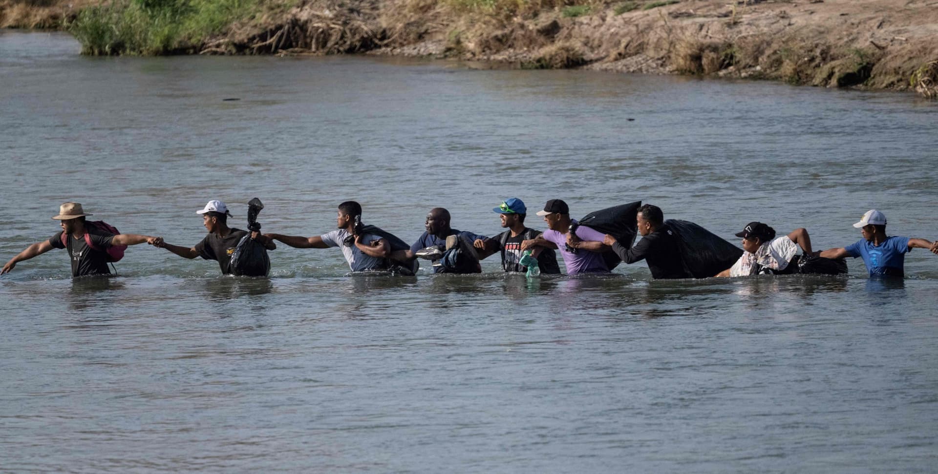 رحلة الموت وسط البحر وفوق الأسوار