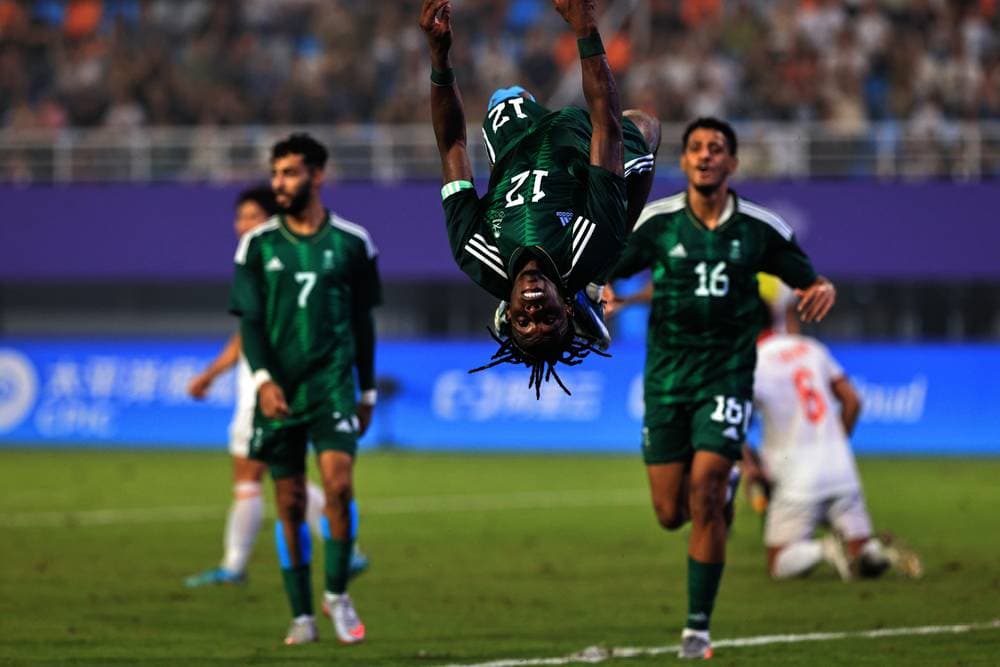 هوساوي محتفلا بهدف الأخضر الثالث.