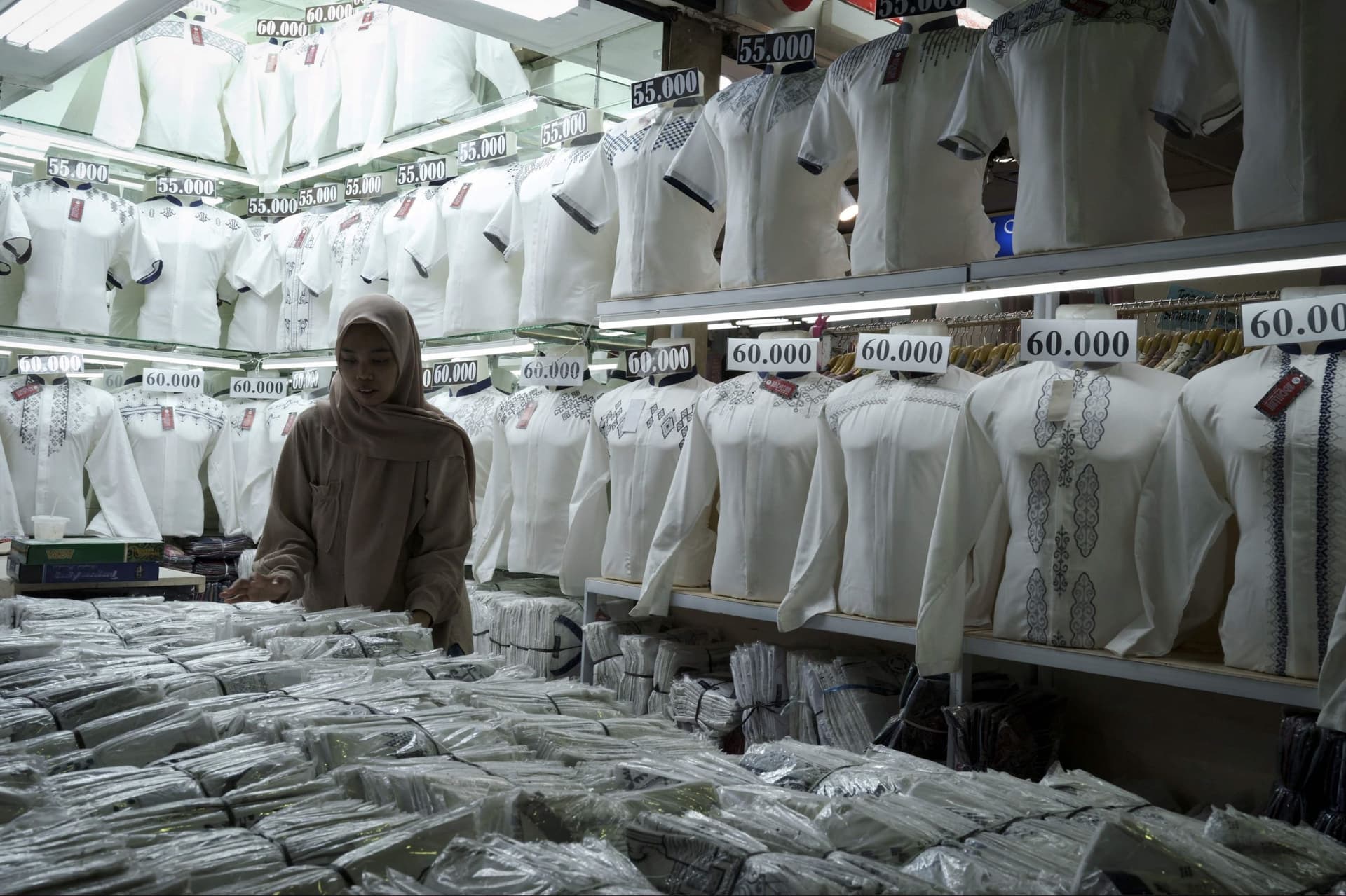 صغار التجار في إندونيسيا ضحايا احتكار "تيك توك" للتجارة الإلكترونية .. مبيعاتهم تراجعت 80 %