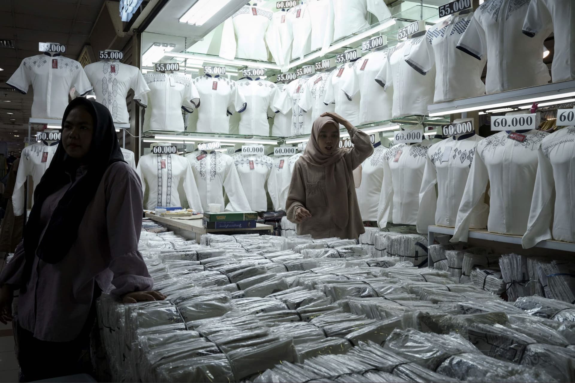 صغار التجار في إندونيسيا ضحايا احتكار "تيك توك" للتجارة الإلكترونية .. مبيعاتهم تراجعت 80 %