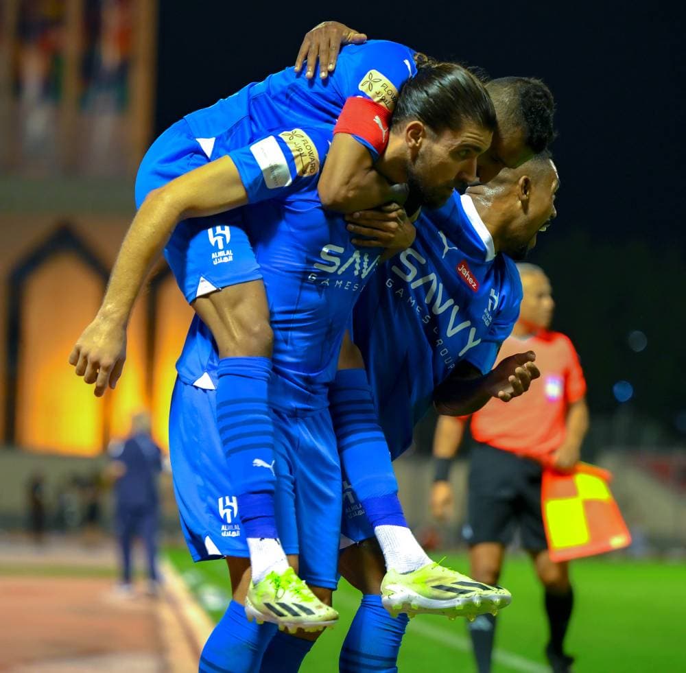 الفرج محتفلا مع نيفيز بهدف الهلال. تصوير: بشير صالح ـ "الاقتصادية" 