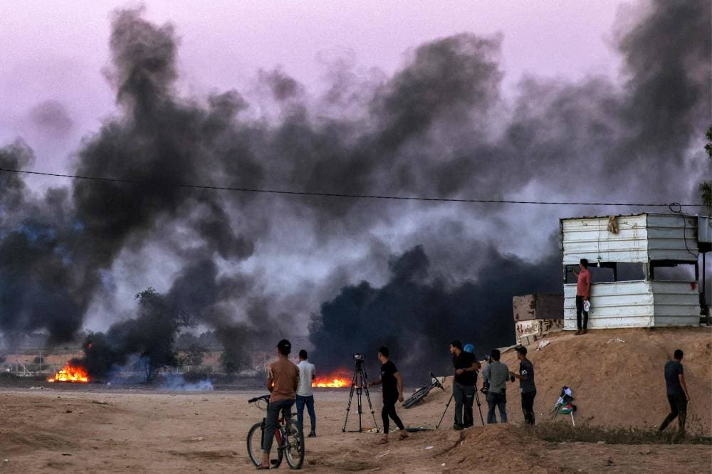 فلسطينيون يحتجون ضد قوات الاحتلال بالقرب من حدود غزة."الفرنسية"