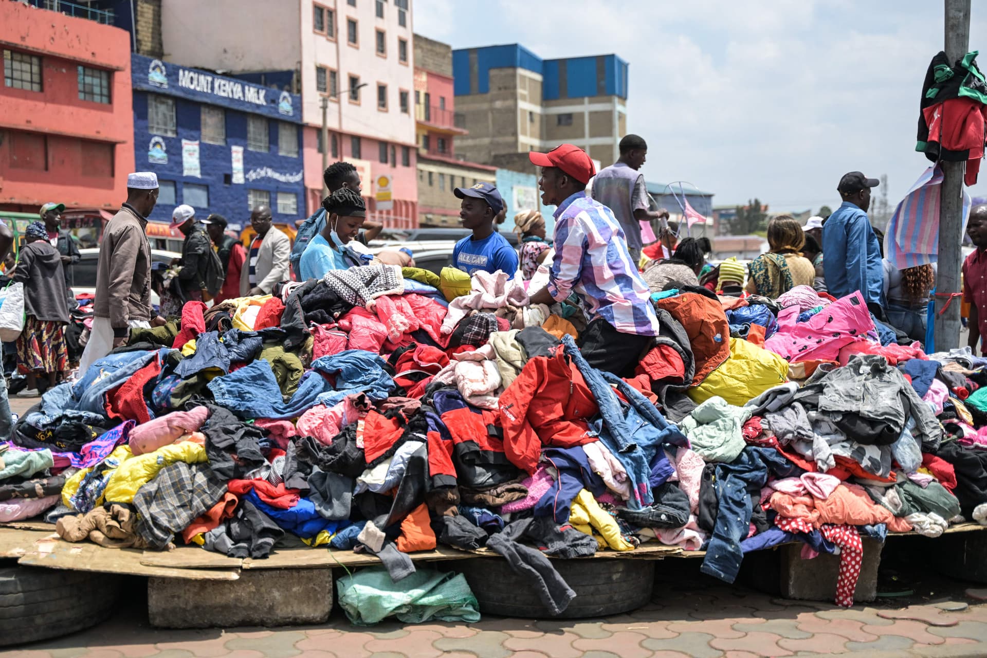 سوق ملابس في الهواء الطلق 