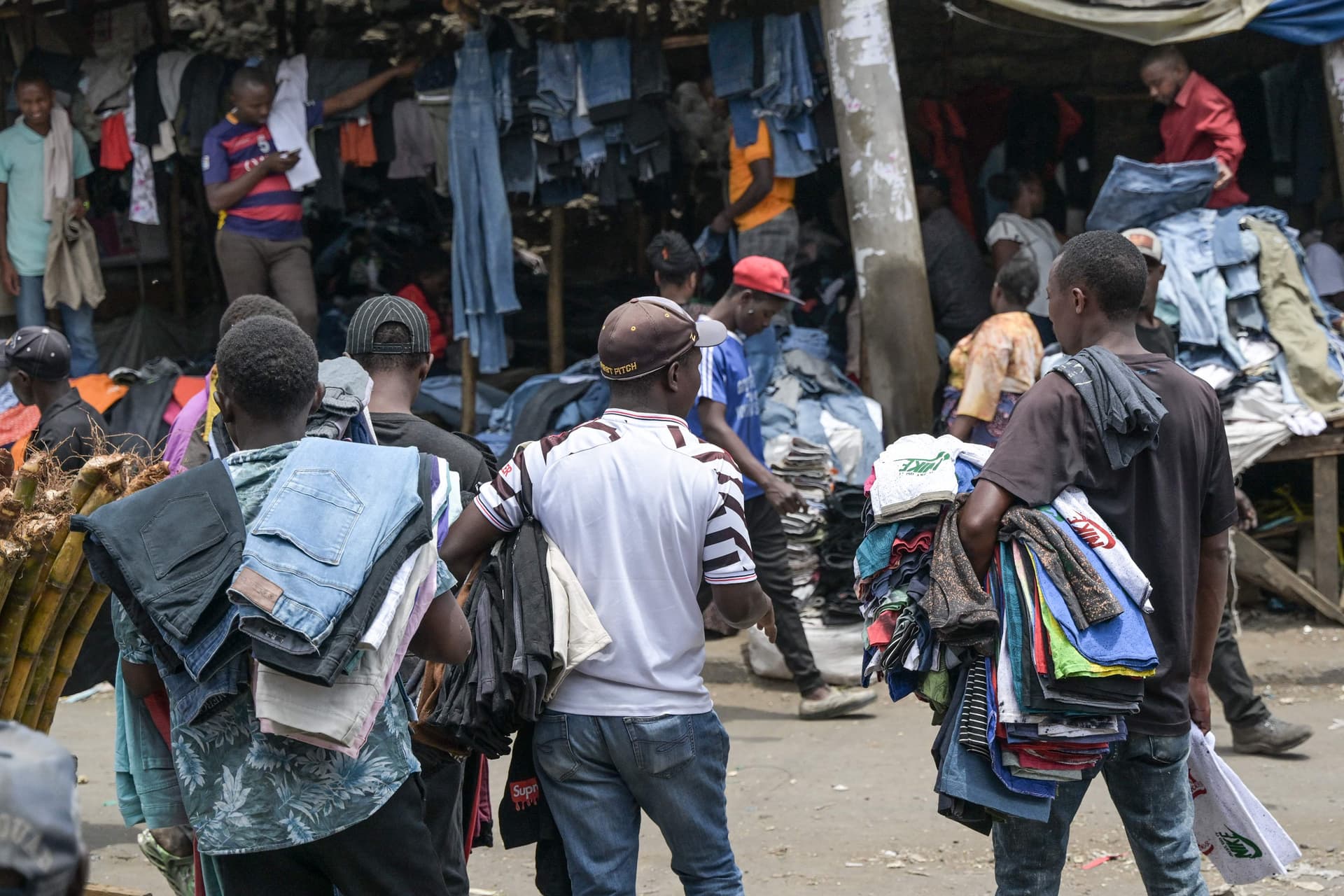 سوق ملابس في الهواء الطلق 