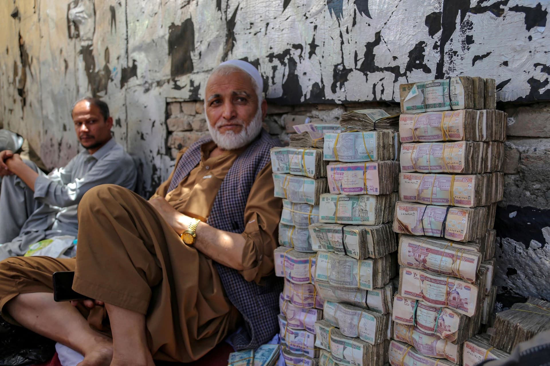 ارتفاع مفاجئ للعملة الأفغانية أمام الدولار