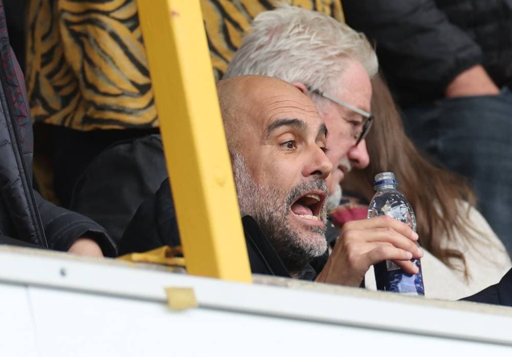 جوارديولا الموقوف يتابع سيتي من المدرجات. «أ. ب. إ»