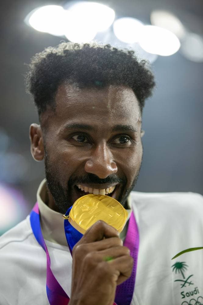 مسرحي محتفلا بالميدالية الذهبية. تصوير: محمد المانع ـ "الاقتصادية"