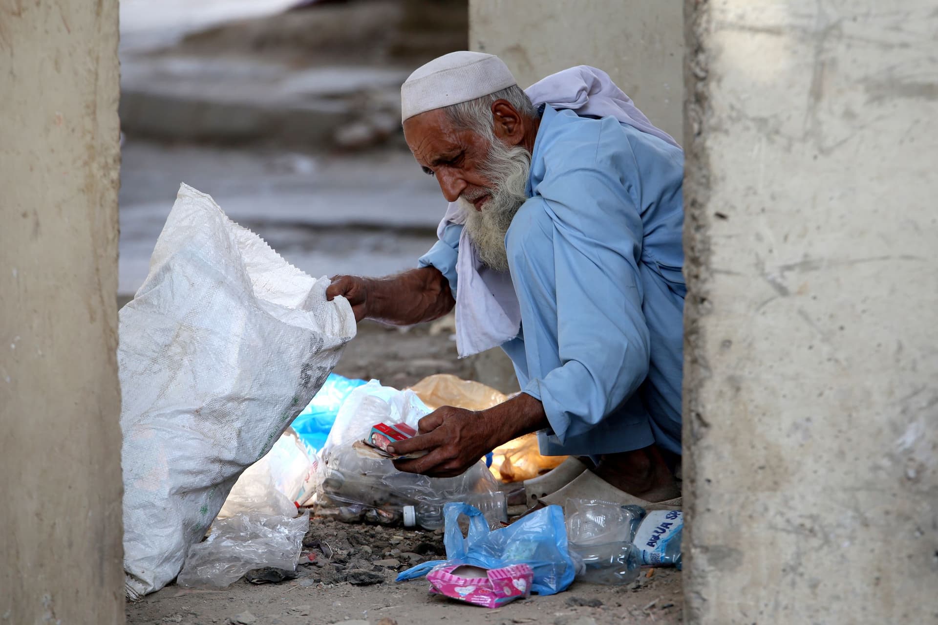 في يومهم العالمي .. كبار السن لا يتوقفون عن العمل 