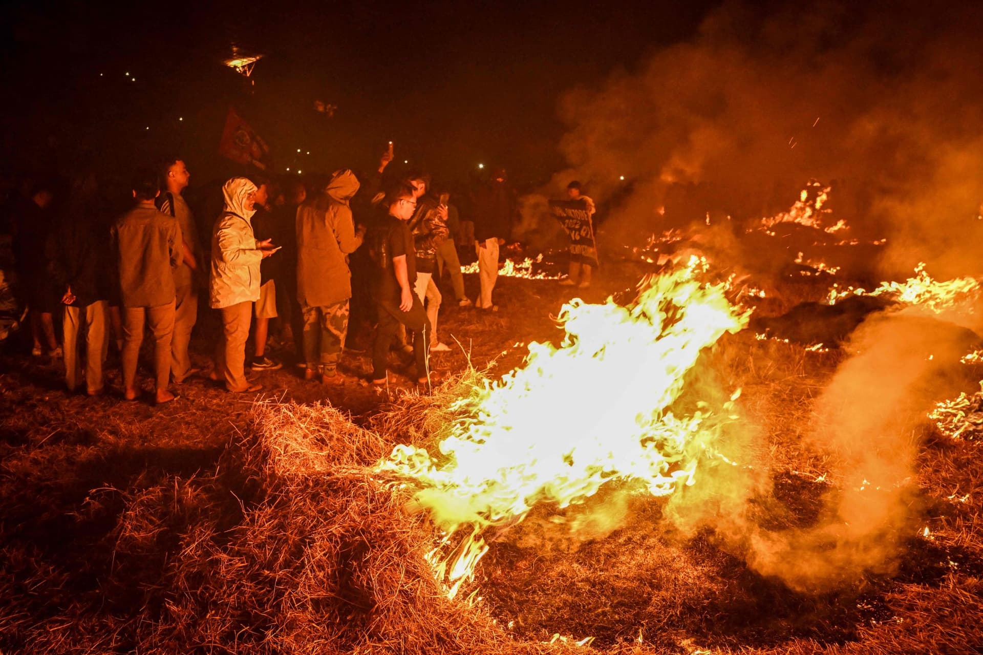  مكافحة 44 حريقا في غابات سومطرة الإندونيسية