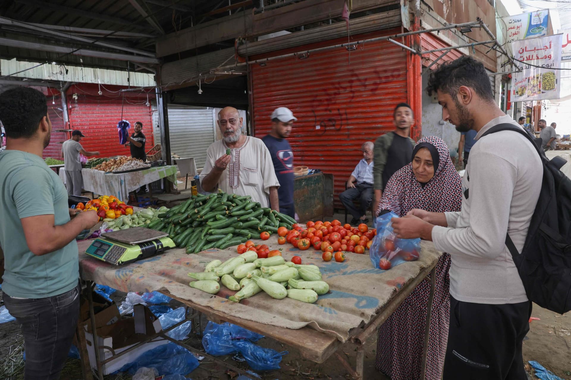رغم الحصار والحرب .. عجلة الحياة لا تتوقف