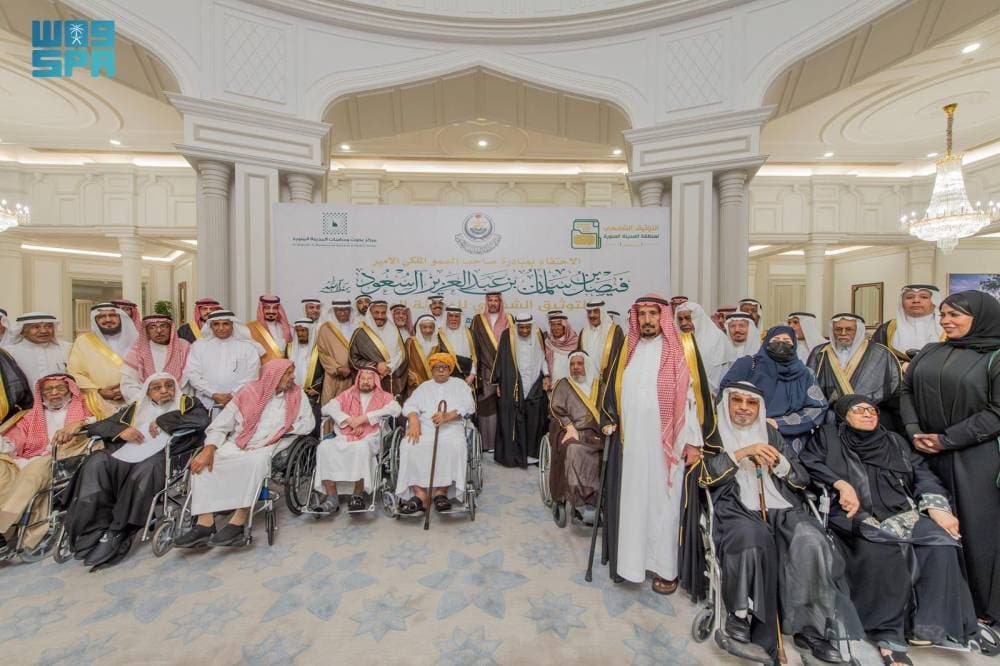 الأمير فيصل بن سلمان خلال تكريم المشاركين في المبادرة.