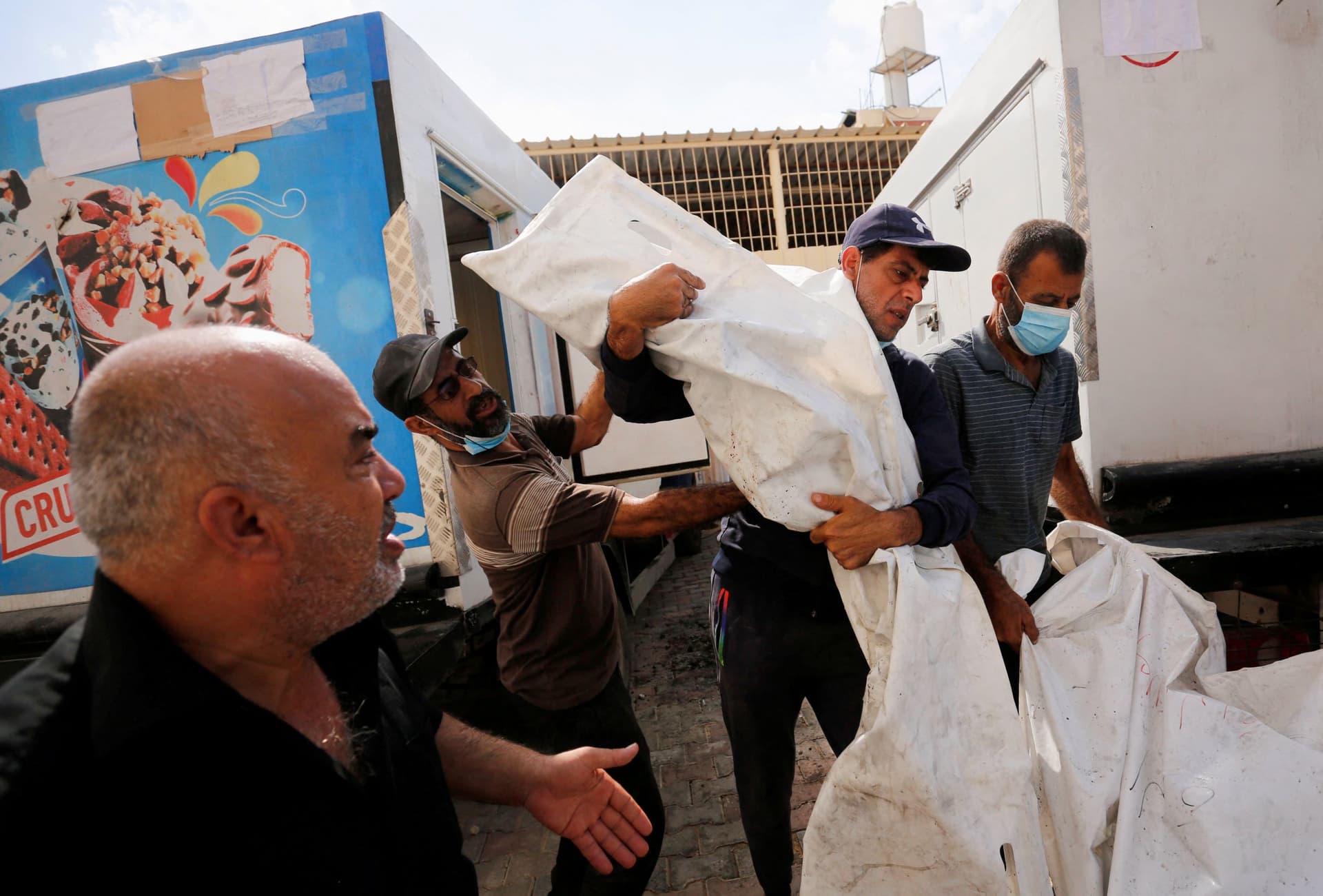 مع ارتفاع الأعداد .. ثلاجات "الآيس كريم" تنقل جثث القتلى في غزة