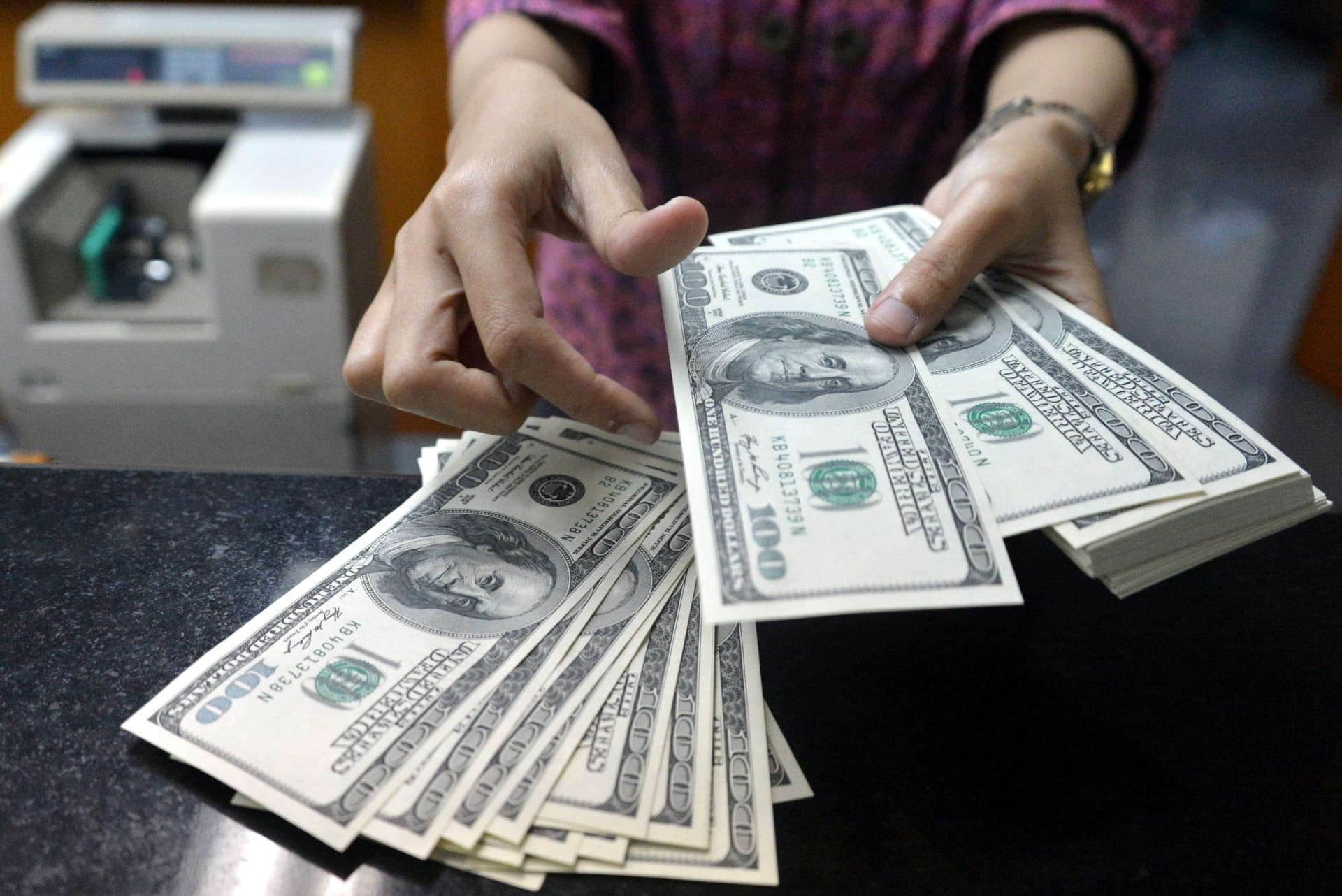 ارتفاع الفائدة يثير مخاوف الاقتصادات المتقدمة .. 307 تريليونات دولار ديون بنهاية النصف الأول