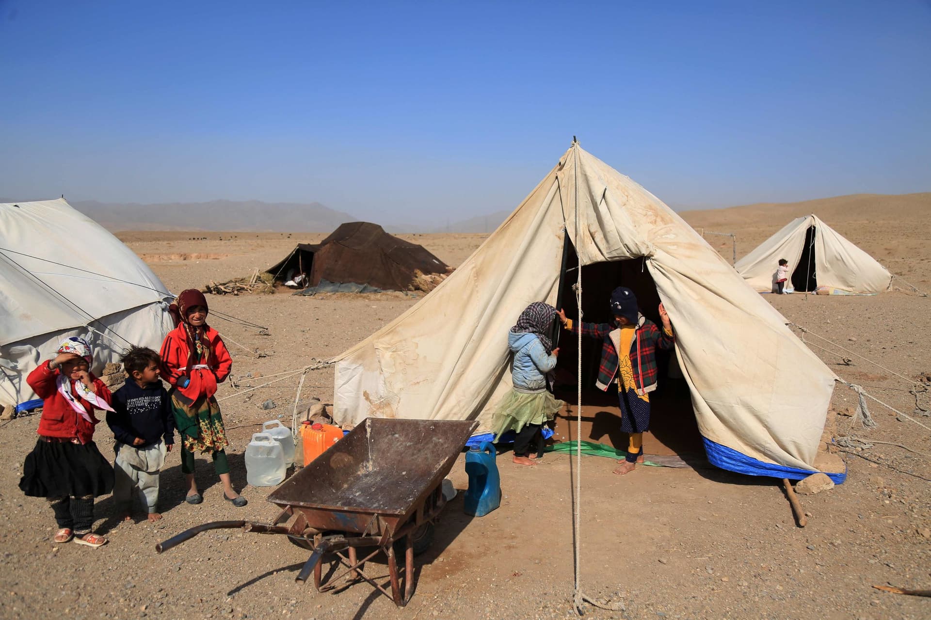 الزلازل في أفغانستان تحول المنطقة المتضررة إلى مدينة خيام