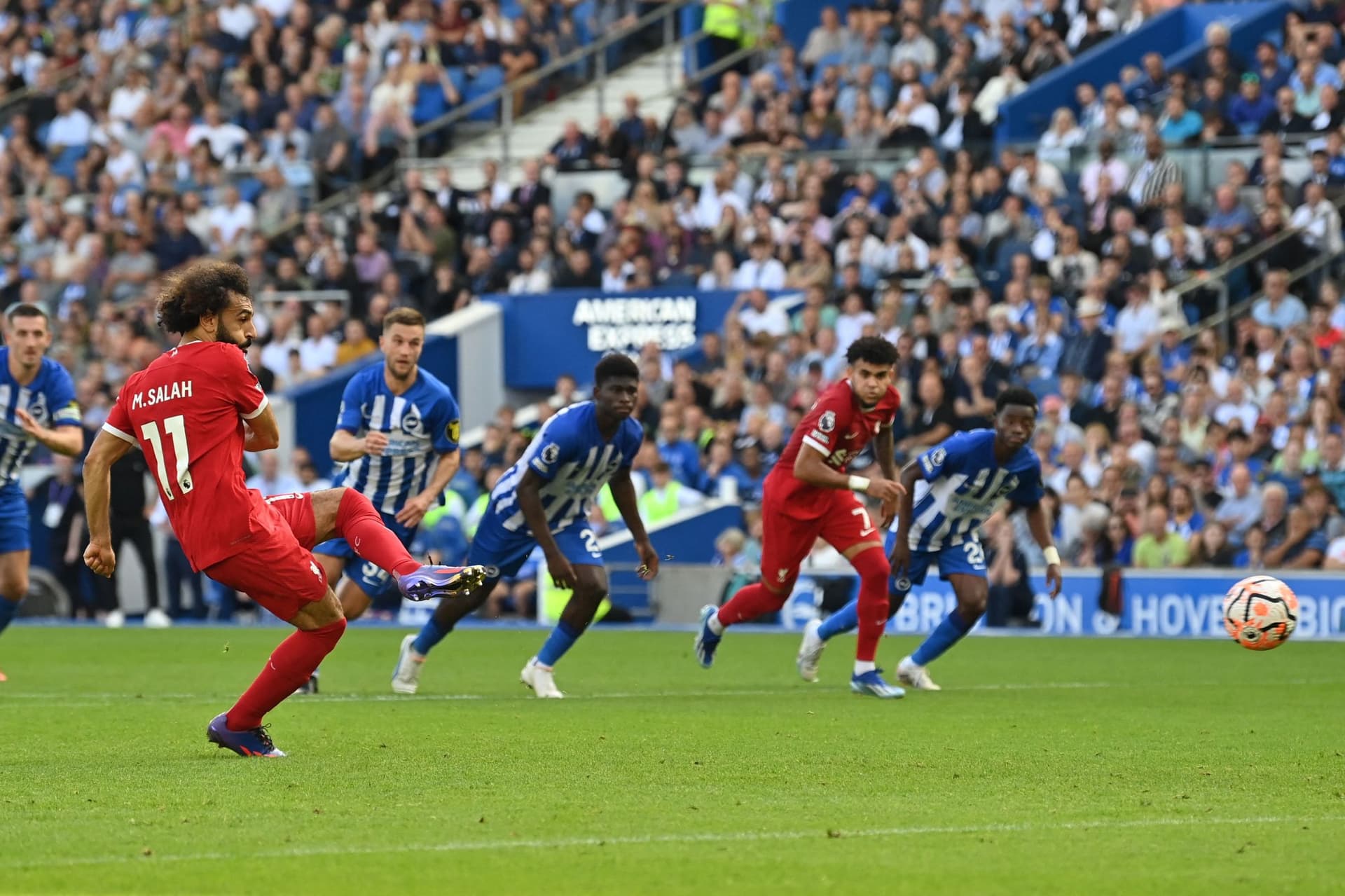 محمد صلاح يدعو لإيصال المساعدات إلى غزة بشكل فوري