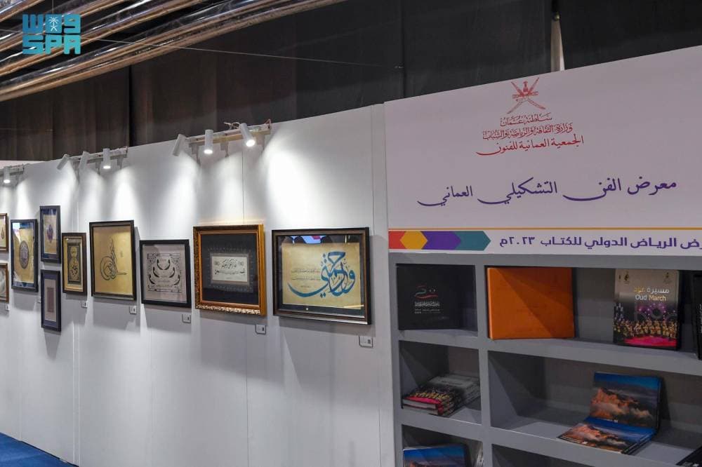 الفن التشكيلي يبرز الهوية العمانية ويعرف بطبيعة البلاد