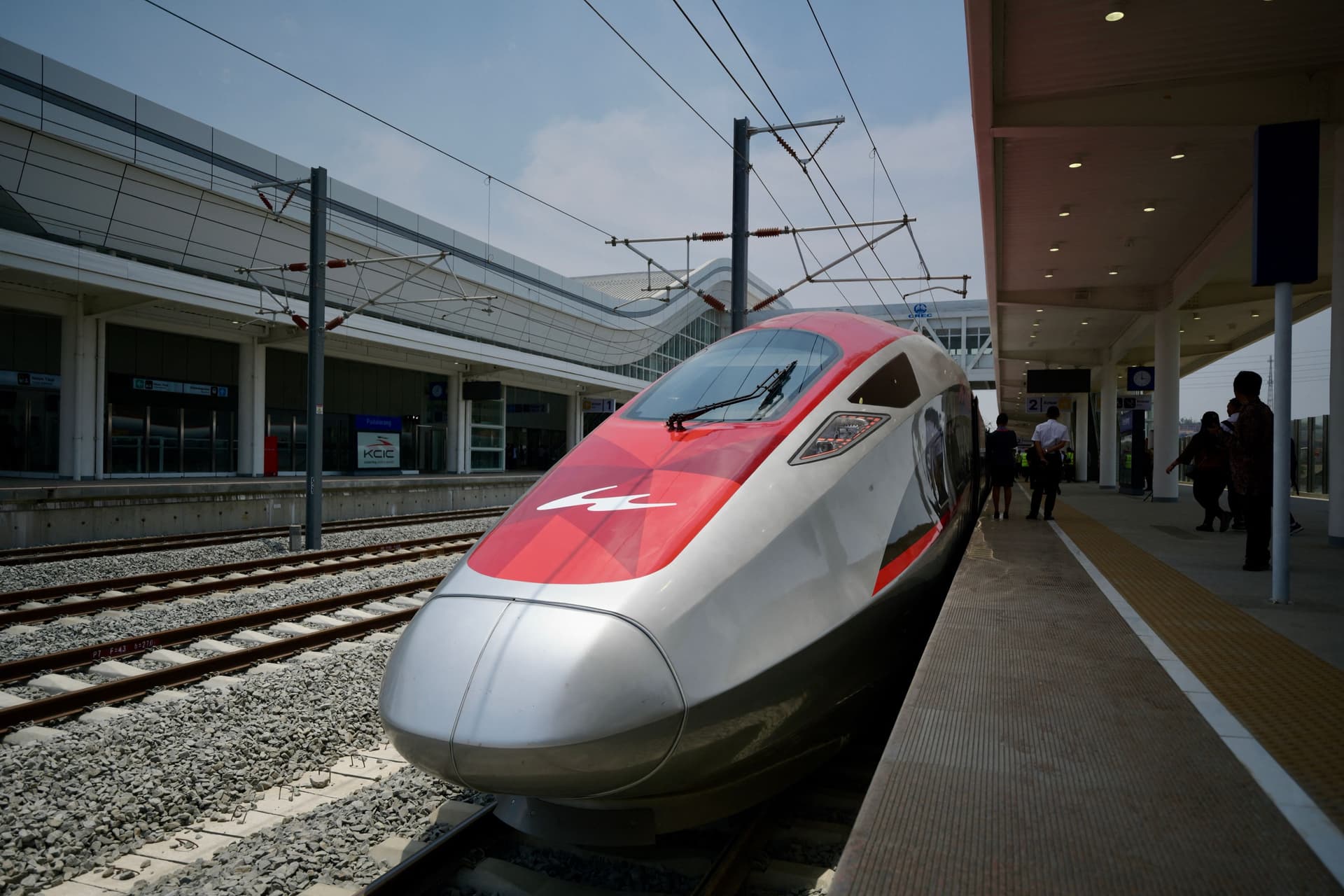 إندونيسيا تدشن أول قطار فائق السرعة في جنوب شرق آسيا 