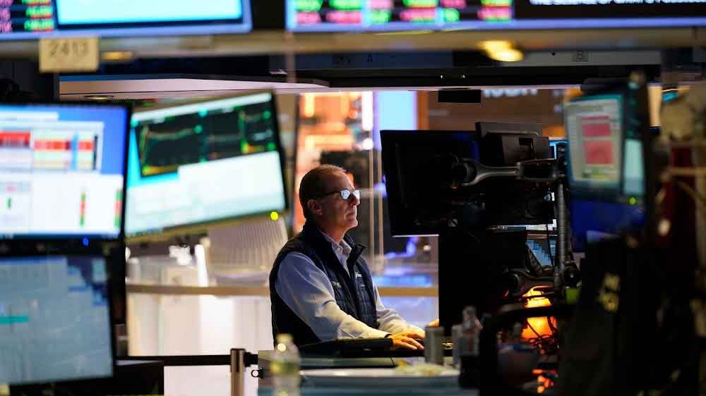 ارتفاع عائدات الخزانة يهبط بـ"وول ستريت" مع بدء التداولات