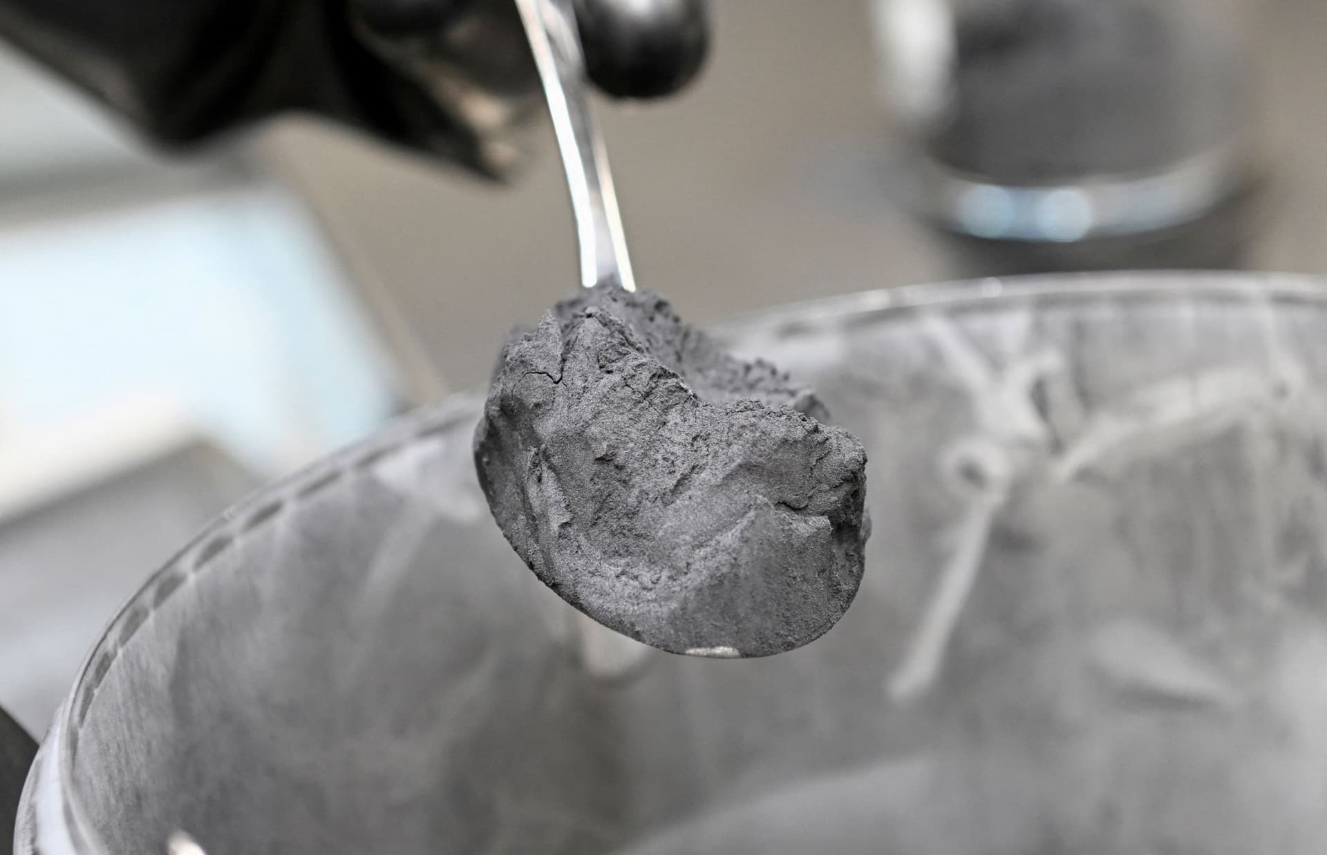 هيمنة الصين على المعادن النادرة .. تشترط تصاريح لتصدير الجرافيت