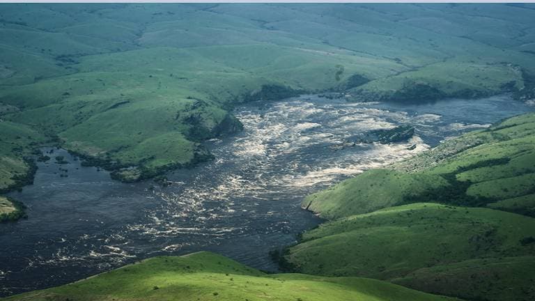 "النهر الأسود" .. مركبات عضوية وانعدام الرؤية من خلاله