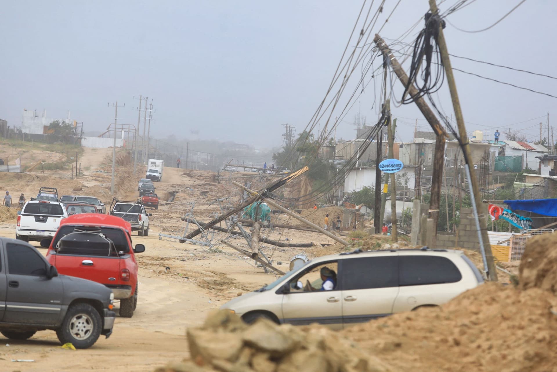 المكسيك .. إعصار نورما يسقط أعمدة الكهرباء
