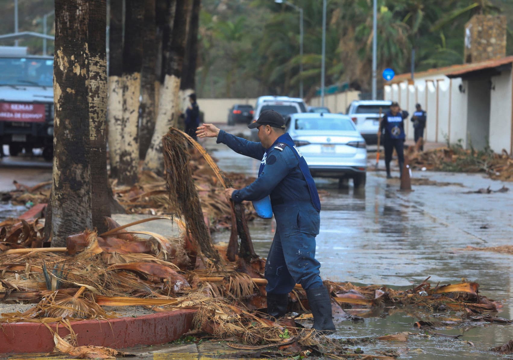 المكسيك .. إعصار نورما يسقط أعمدة الكهرباء