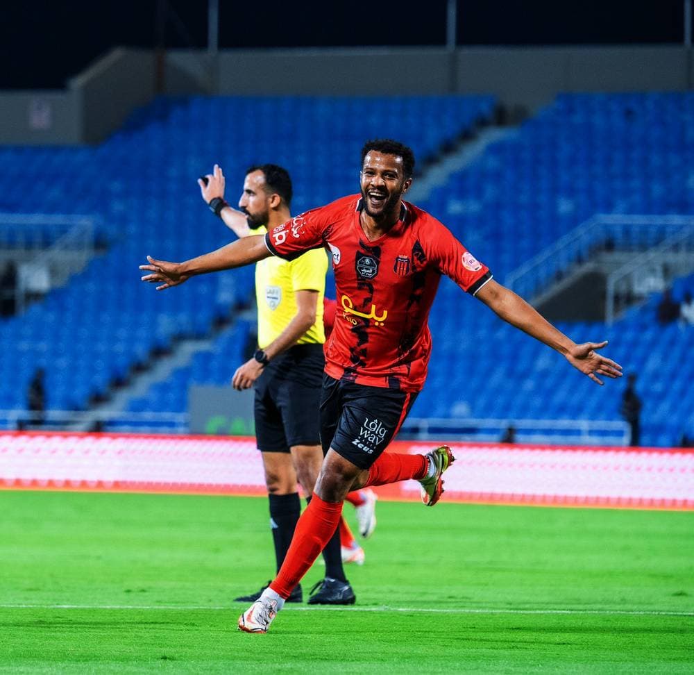 الشويع محتفلا بالهدف. مركز الرياض الإعلامي