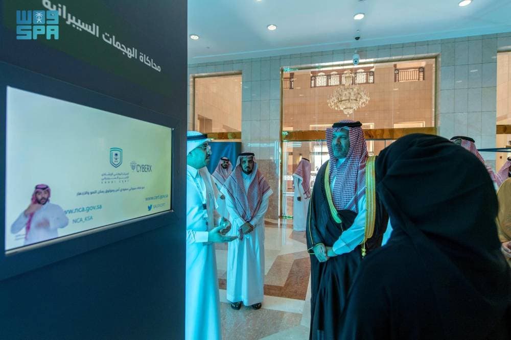 الأمير فيصل بن سلمان خلال زيارته للمعرض."واس"