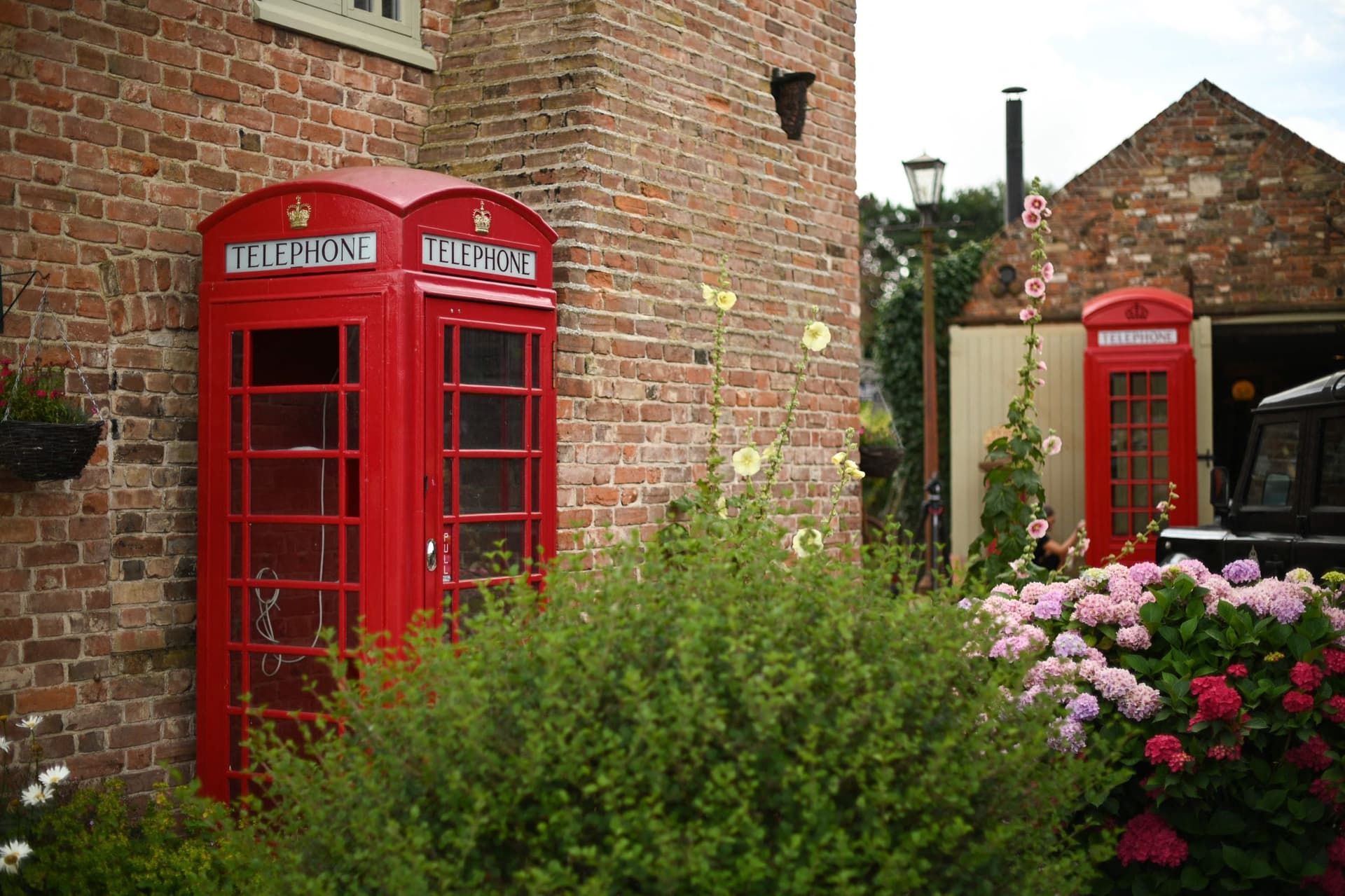 أكشاك الهواتف الحمراء البريطانية تتحول إلى مقاه ومكتبات