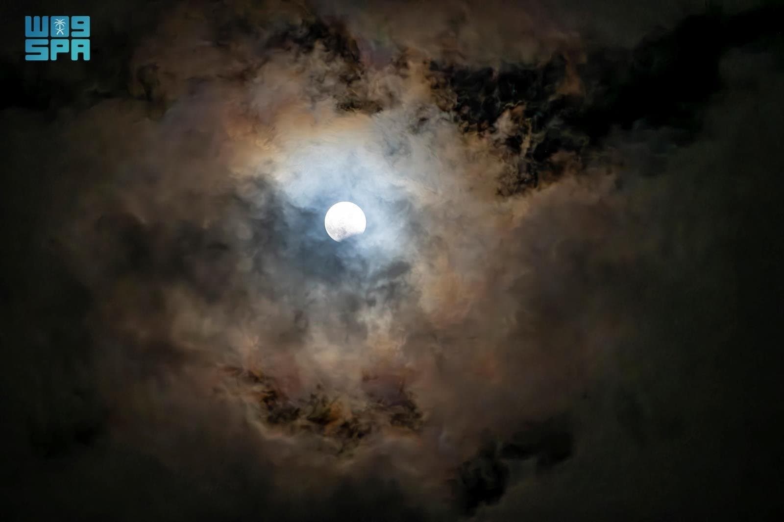 العالم يشاهد الخسوف الجزئي للقمر .. ينجلي منتصف الليل