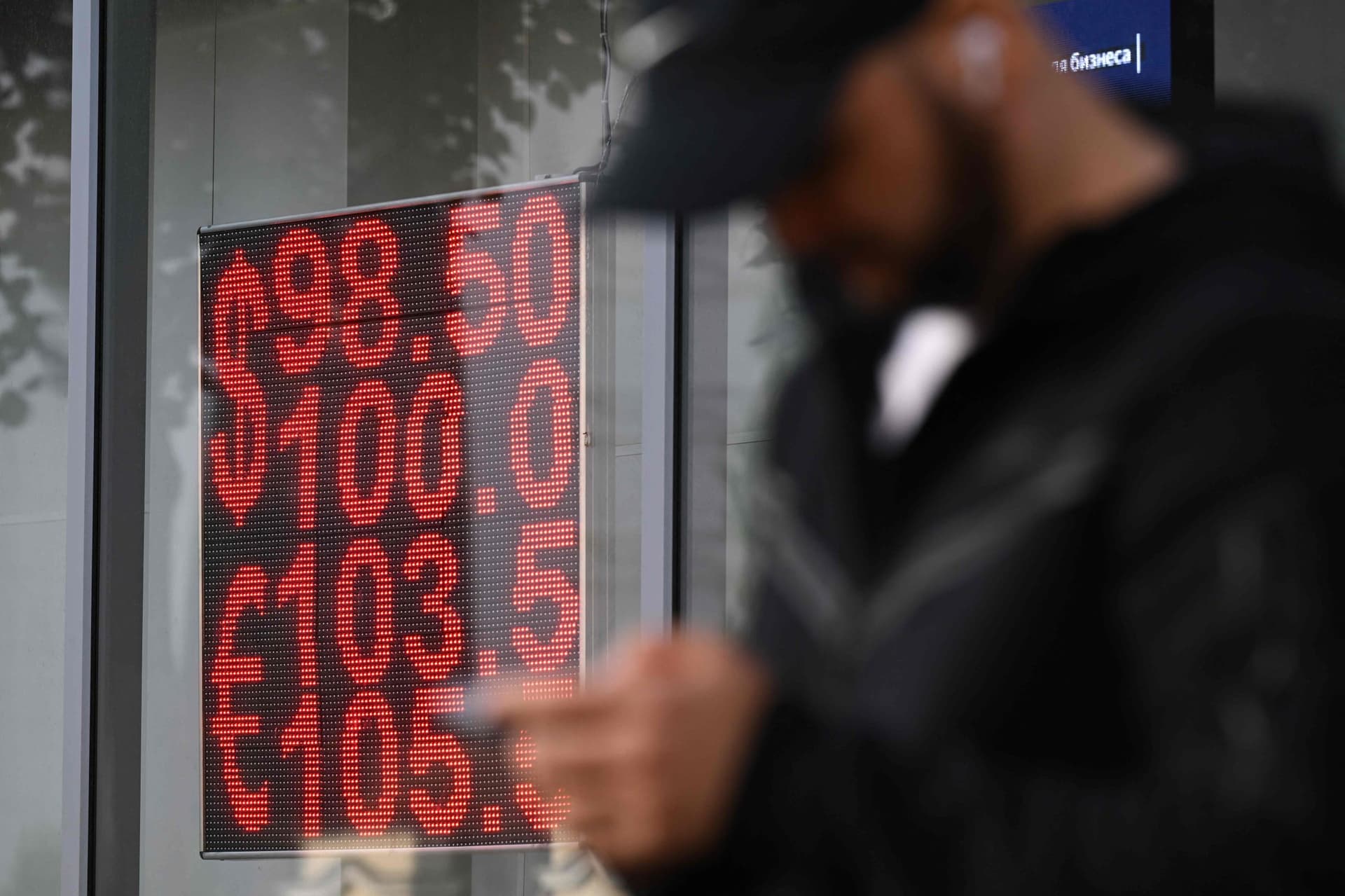 تراجع جديد للروبل الروسي .. تداول بأكثر من 100 مقابل الدولار