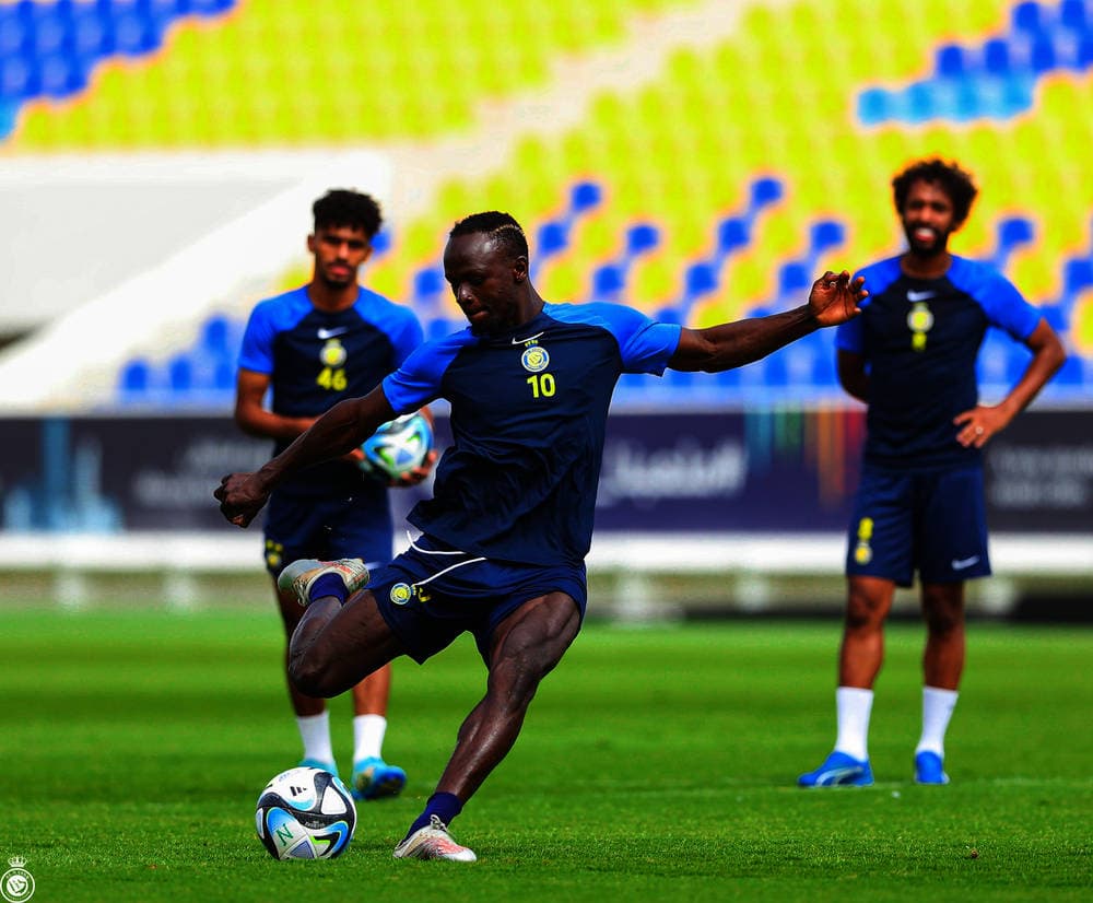 ماني يسدد الكرة خلال المران. مركز النصر الإعلامي