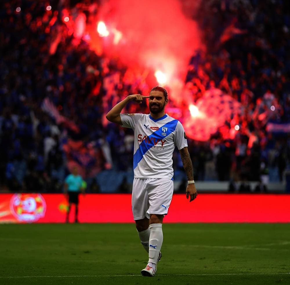 نيفيز محتفلا بهدف الهلال الأول.